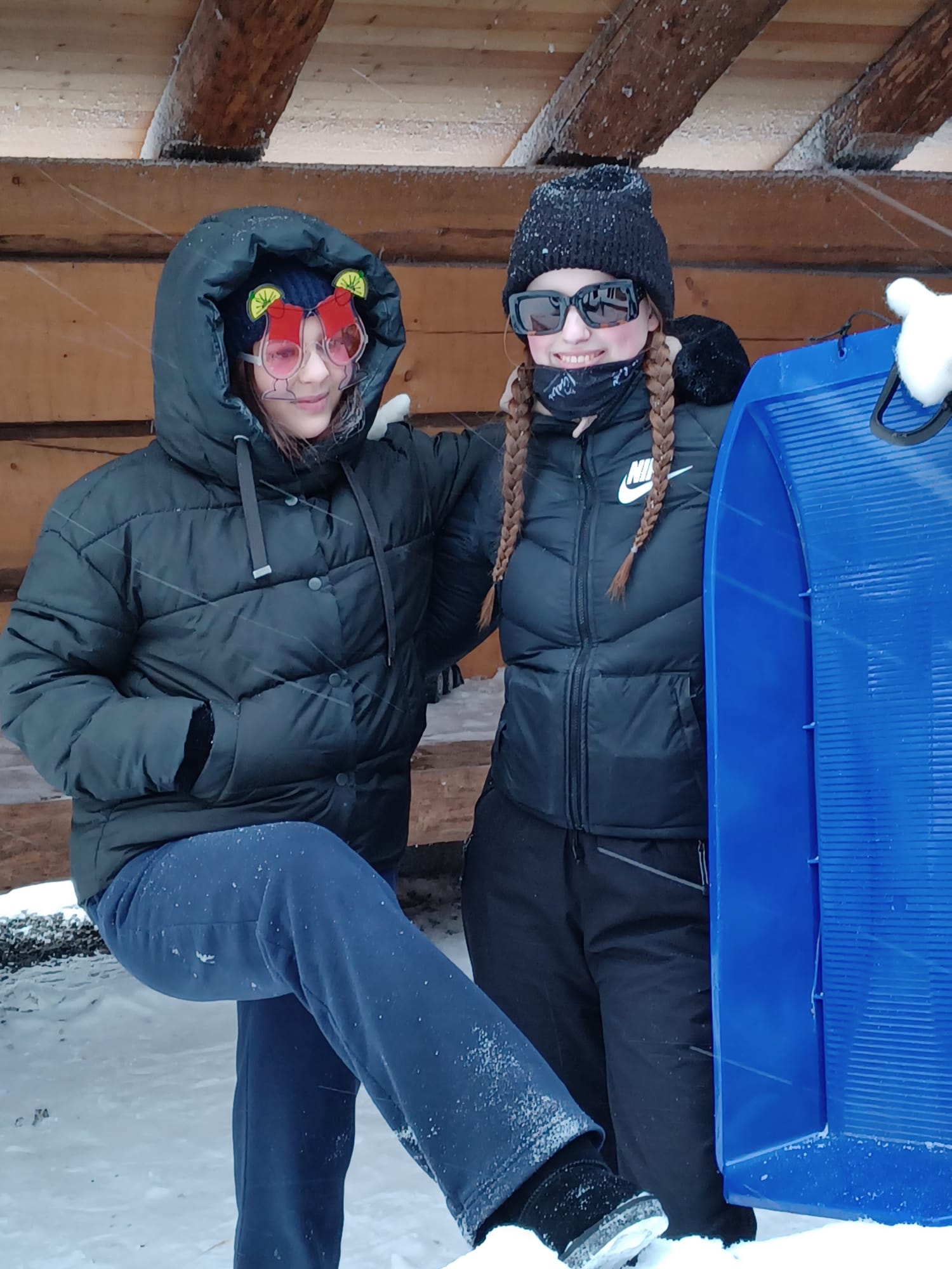 Elintarvikealan opiskelijat laavulla pulkkailemassa.